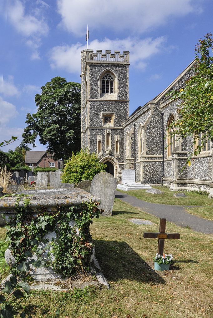 20160817__Havering_The-Green__St-John-The-Evangelist-and-the-graveyard