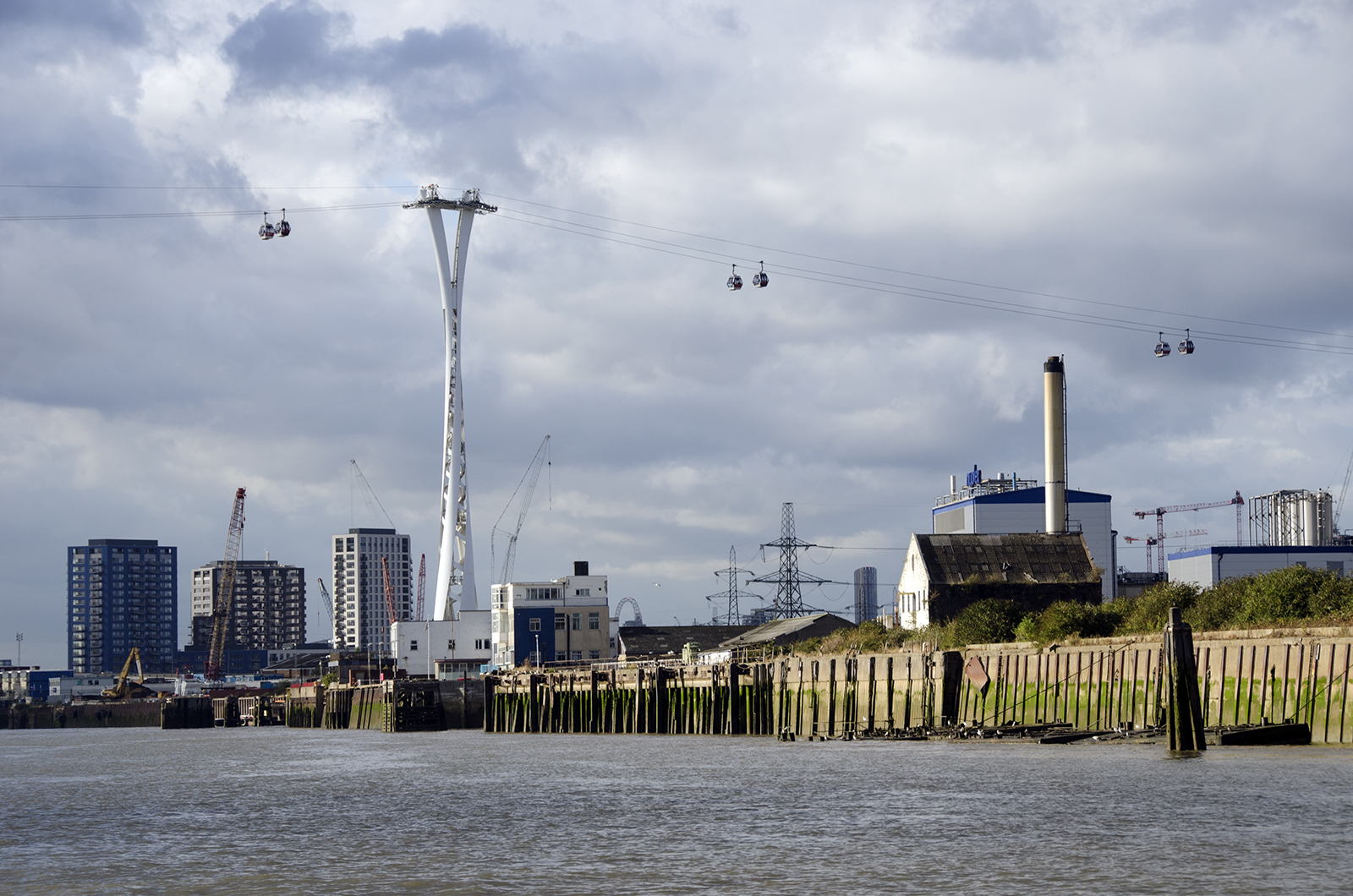 2016-09-16-Newham_Autumn_Landscape_Woolwich-Reach-View-of-the-Airline-from-the-Tall-Ships