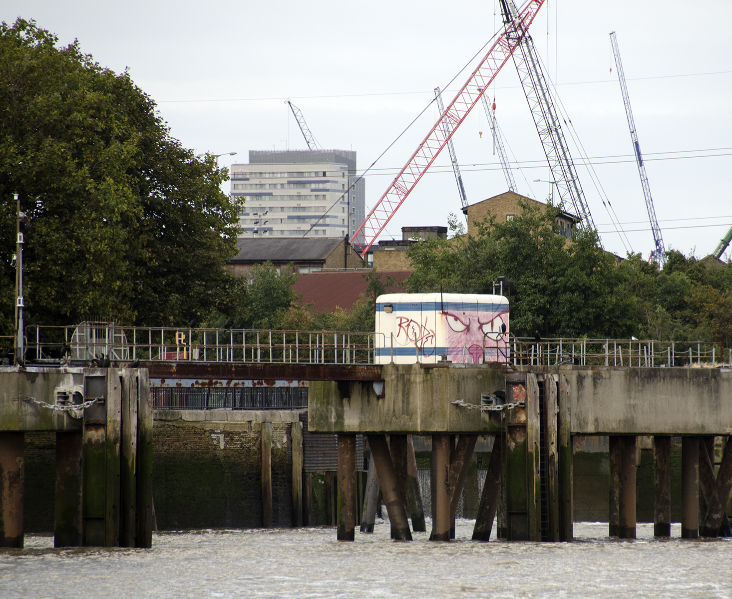 2016-09-16-Tower-Hamlets_Autumn_Architecture_East-India-Dock-Basin-Budda-the-entrance-seen-from-the-wharf