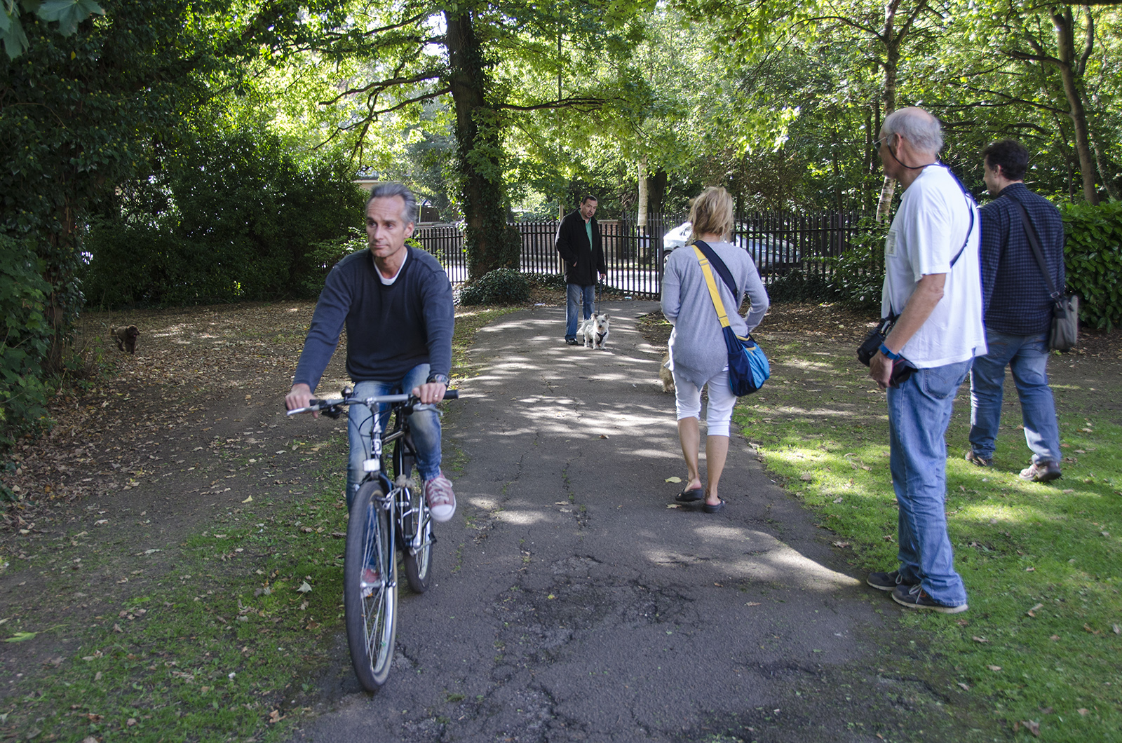 2016-09-28-Barnet_Dollis-Valley-Greenwalk_Autumn_People-Dogs-Photographers-and-a-Bicycle