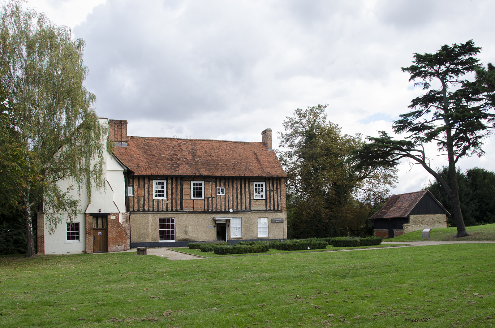 2016-10-13-Hillingdon_Manor-Farm-House_Autumn_Architecture