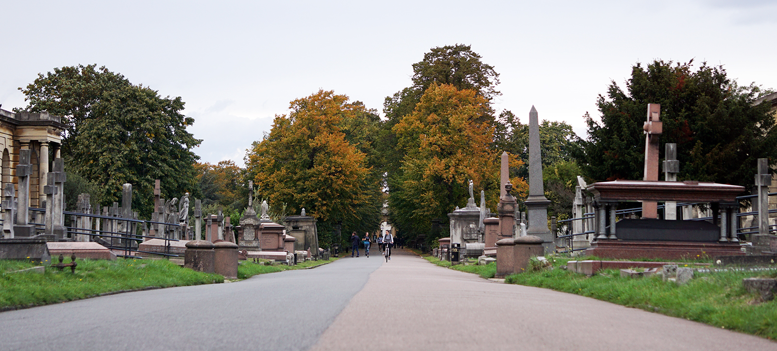 2016-10-15-Brompton-Cemetery_Landscape_Autumn_Kensington-and-Chelsea-View-towards-Fulham-Road