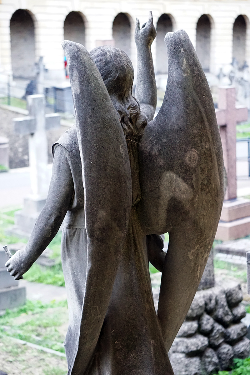 2016-10-15-Kensington-and-Chelsea_Brompton-Cemetery_Statue_Autumn-Angel