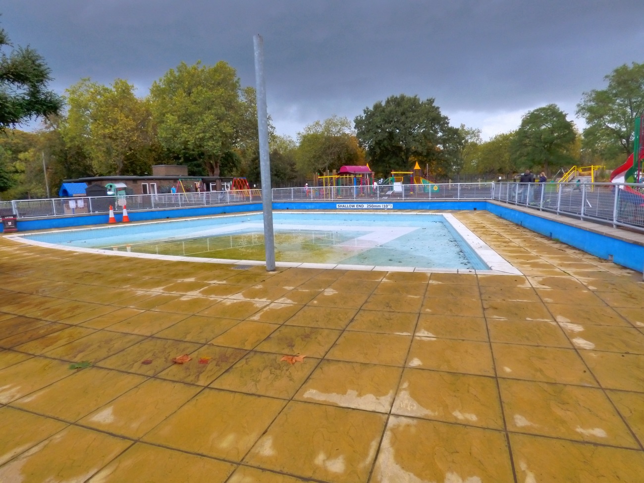 20161016_Newham_West-Ham-Park_A-rain-filled-shallow-end