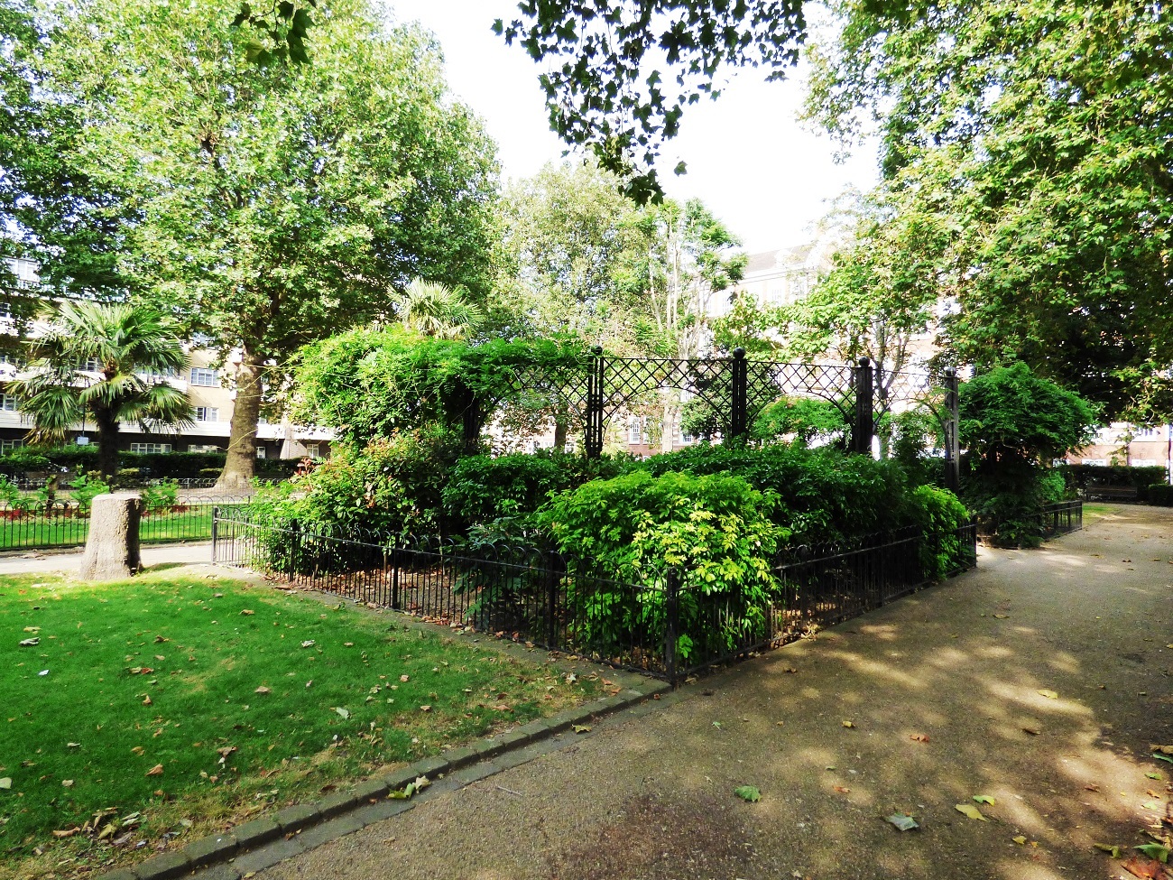 20160816_Tower-Hamlets_Arbour-Square_Neat-and-Tidy