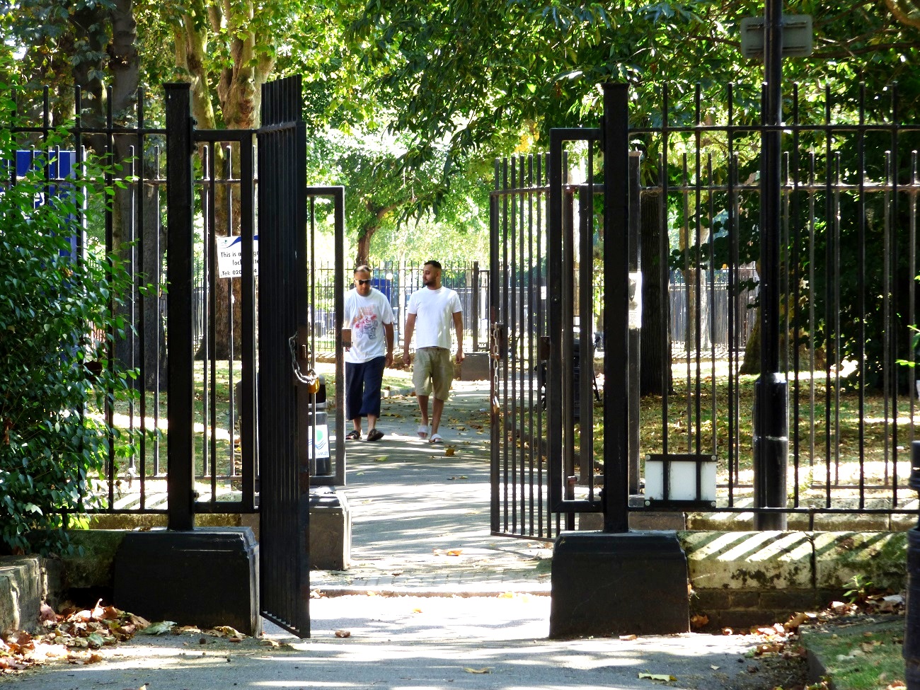 20160817_Tower-Hamlets_Stepney-Green-Gardens_Passing-from-Garden-to-Garden