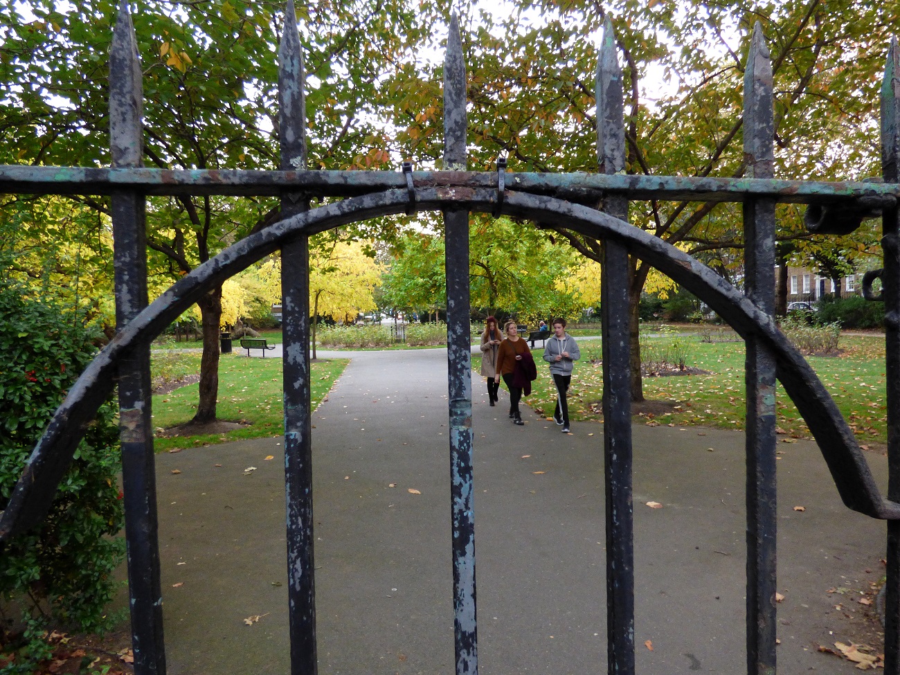 20161025_Southwark_West-Square-Gardens_Through-the-Gates