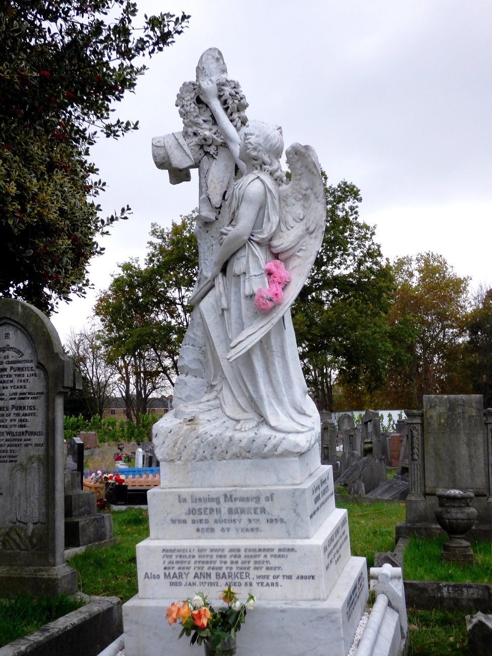 20161106_Newham_Manor-Park-Cemetery_She-Wears-Pink-Floral