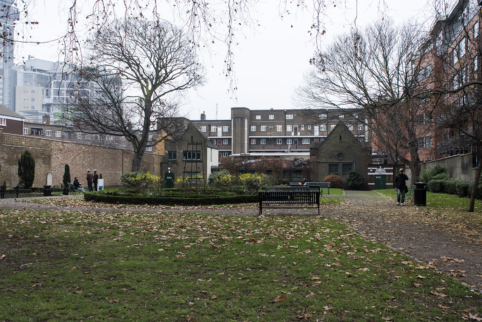 2016-12-118-Southwark_St-Georges-Churchyard_Landscape_Winter