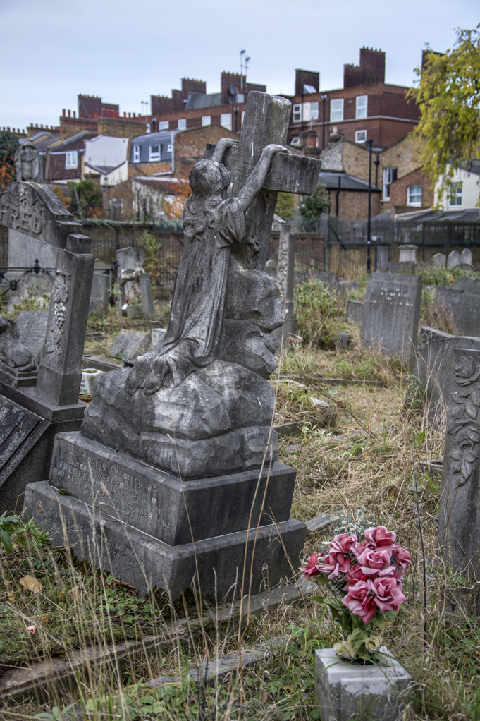 20161118_-Tower-Hamlets_Tower-Hamlets-Cemetery-_The-living-and-the-dead