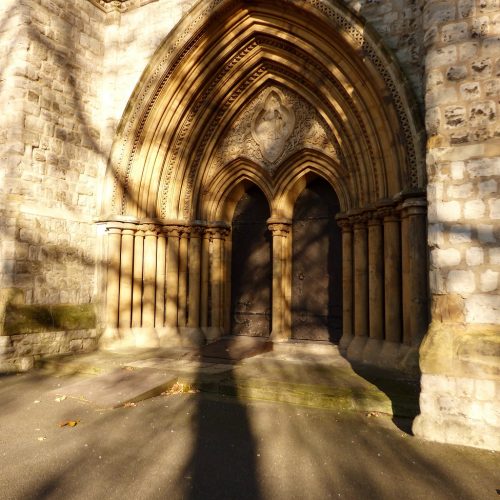 20161130_Hackney_St-John-of-Jerusalem-Church_Shadows-on-the-doorway