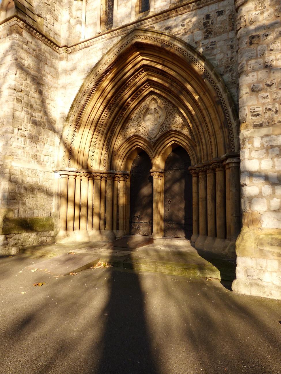 20161130_Hackney_St-John-of-Jerusalem-Church_Shadows-on-the-doorway