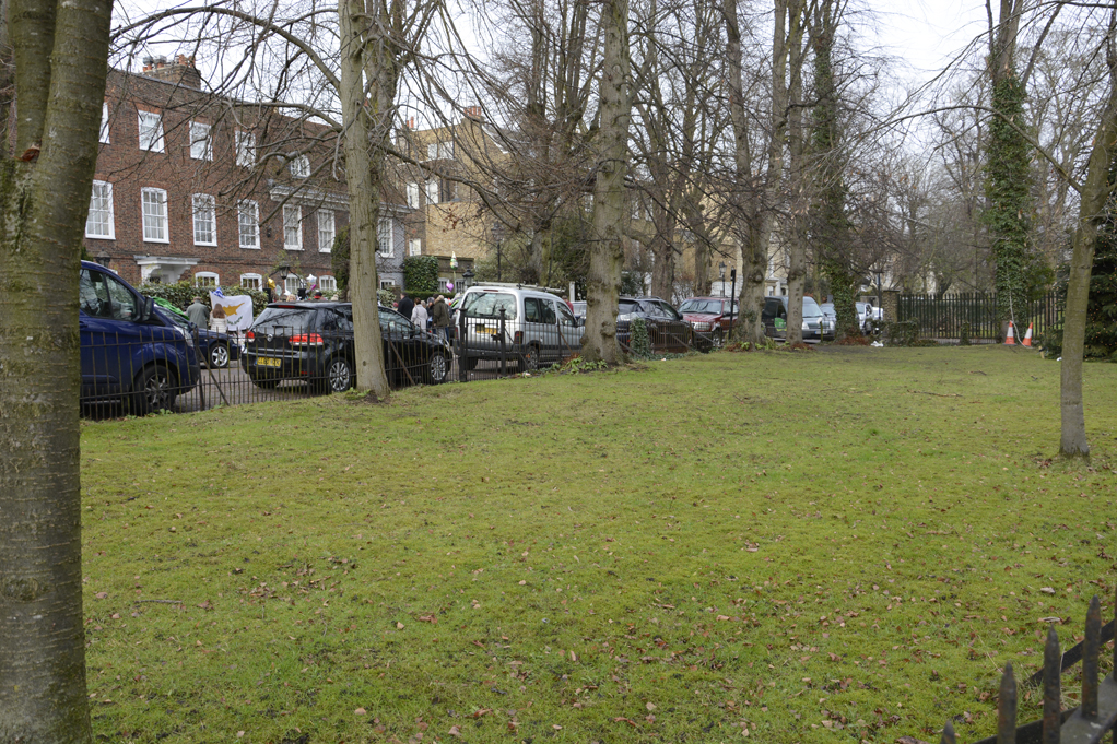 20161228_Camden_Highgate-W-Hill_The-Grove-with-a-glimpse-of-the-tribute-to-G-Michaels