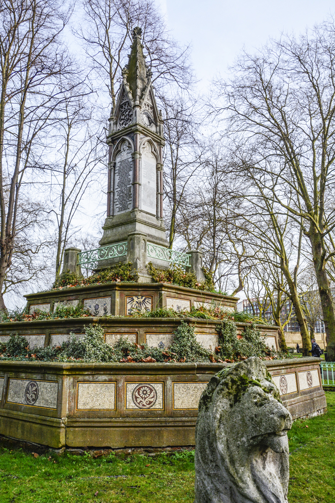 20170102_Camden_Old-St-Pancras-Churchyard_-Sundial-1879-commemorating-the-French-escaping-the-F-Revolution_DSC4263
