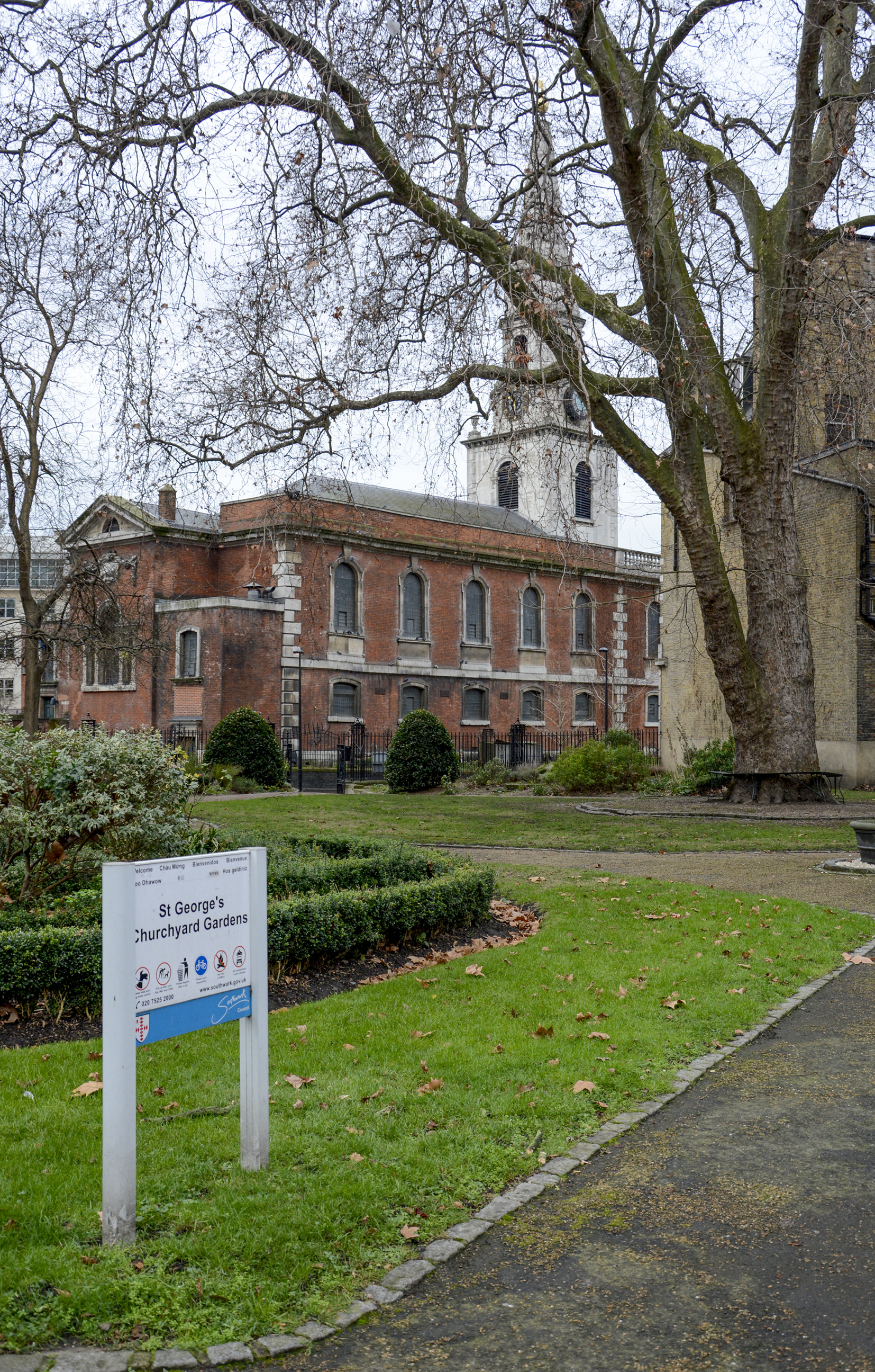 20170114_Southwark_-St-Georges-Churchyard-Gardens-_Dull-cold-morning