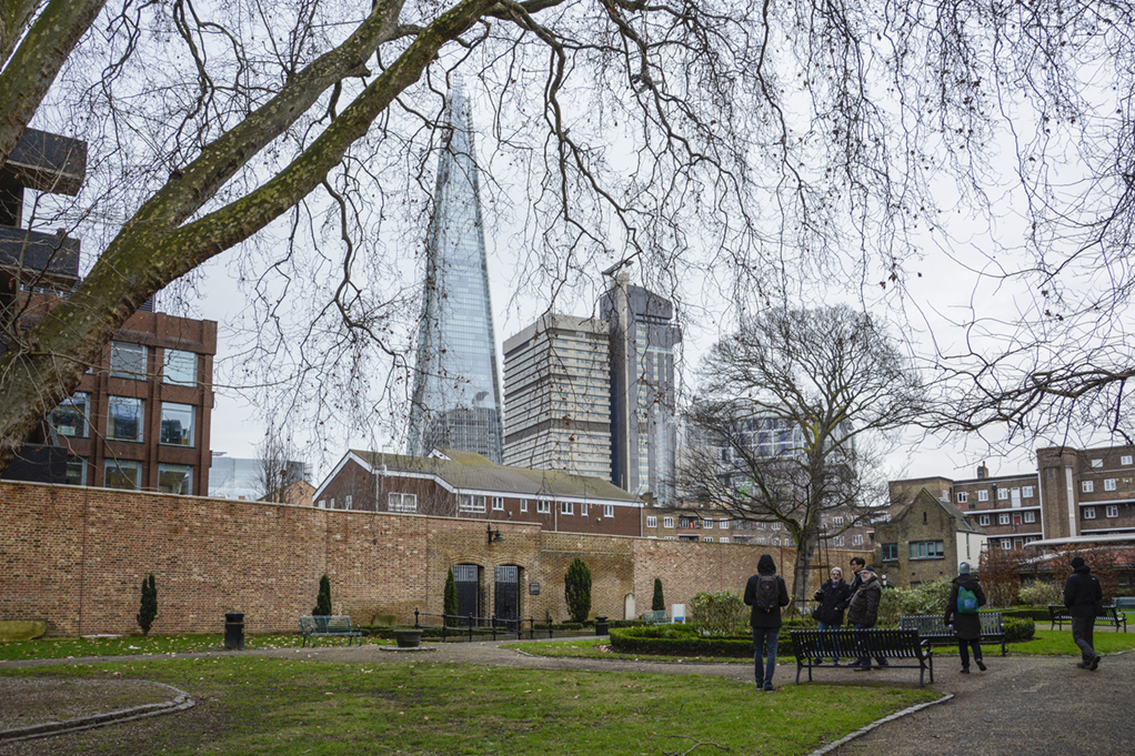 20170114_Southwark_-St-Georges-Churchyard-Gardens-_View-of-the-Shad-from-St-George-Churchyard-Gardens