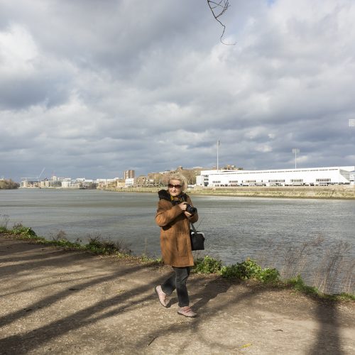2017-02-23-Wandsworth_Thames-Path-towards-Putney_Landscape_People-Gordana-in-front-of-Fulham-Football-Ground-unphases-by-the-wind