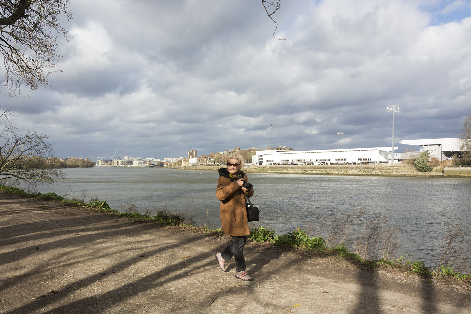 2017-02-23-Wandsworth_Thames-Path-towards-Putney_Landscape_People-Gordana-in-front-of-Fulham-Football-Ground-unphases-by-the-wind