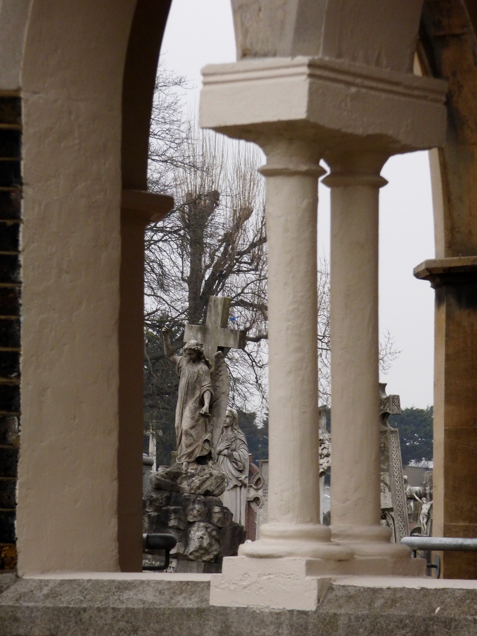 20170126_Waltham-Forest_Saint-Particks-RC-Cemetery_Arches-and-Tombstones