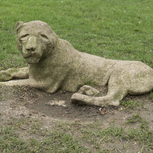 2017-03-01-Enfield_Forty-Hall_Statues_Winter-One-eared-dog