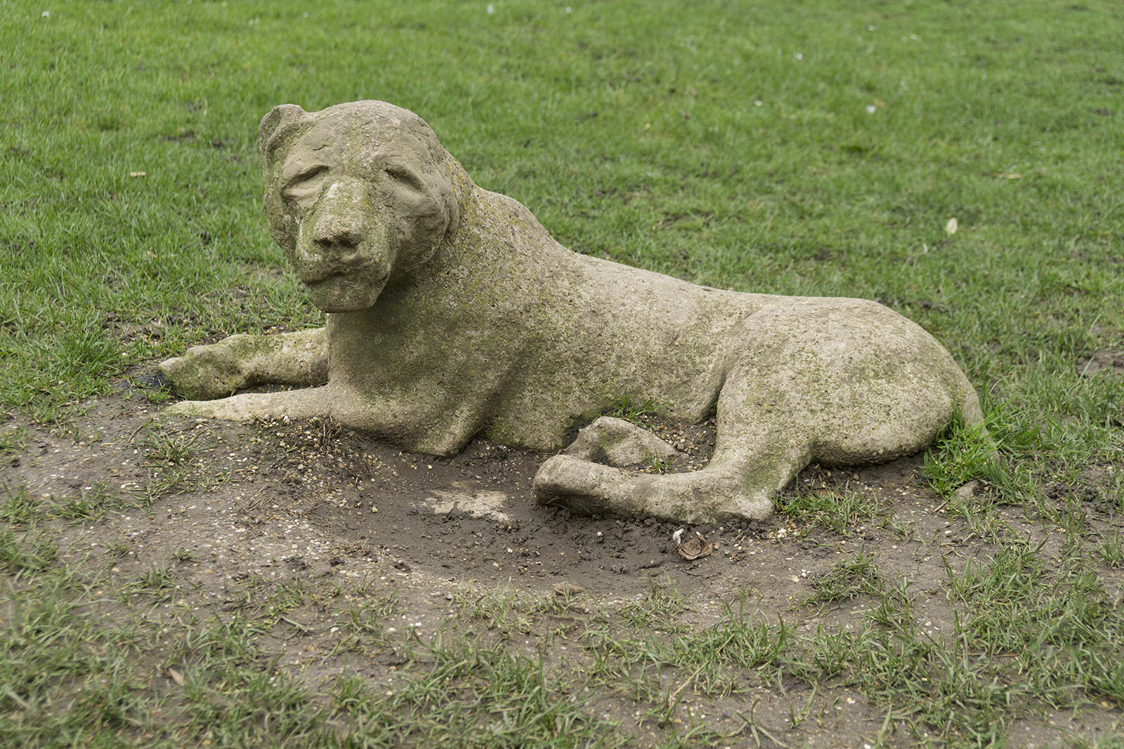 2017-03-01-Enfield_Forty-Hall_Statues_Winter-One-eared-dog