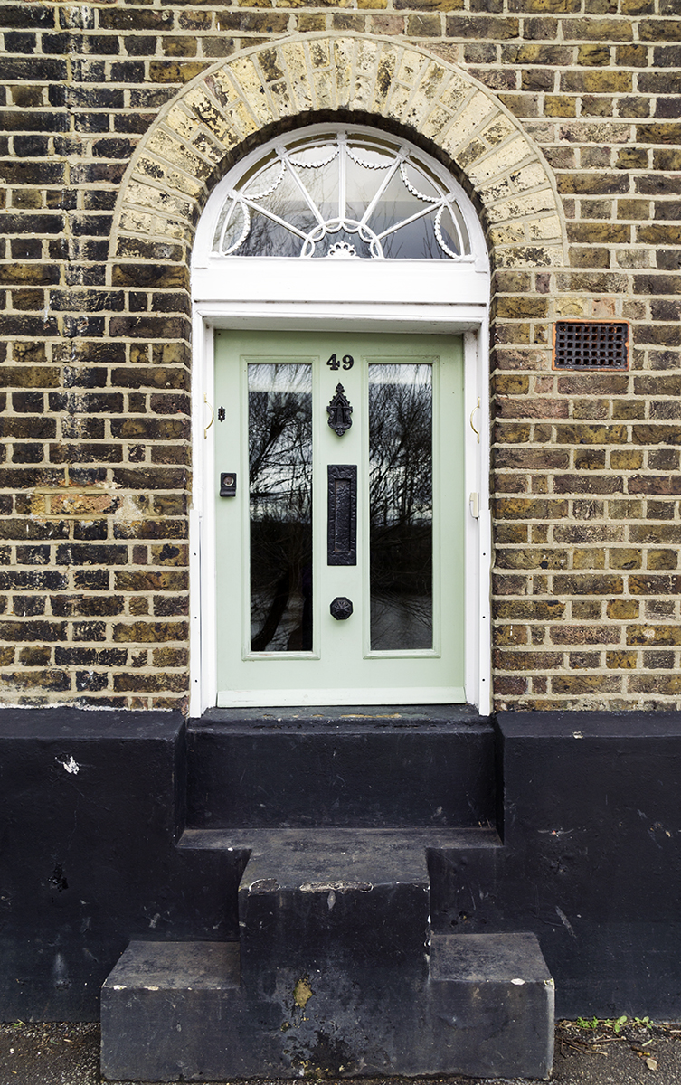 2017-03-08-Strand-on-the-Green-Thames-Path-Tiny-Doorway