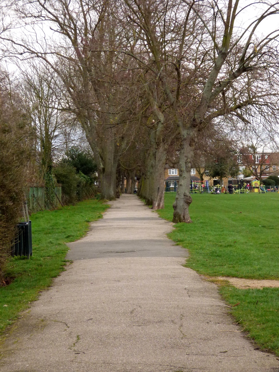 20170306_Redbridge_Barkingside-Park_The-Narrow-Side-of-Barkingside