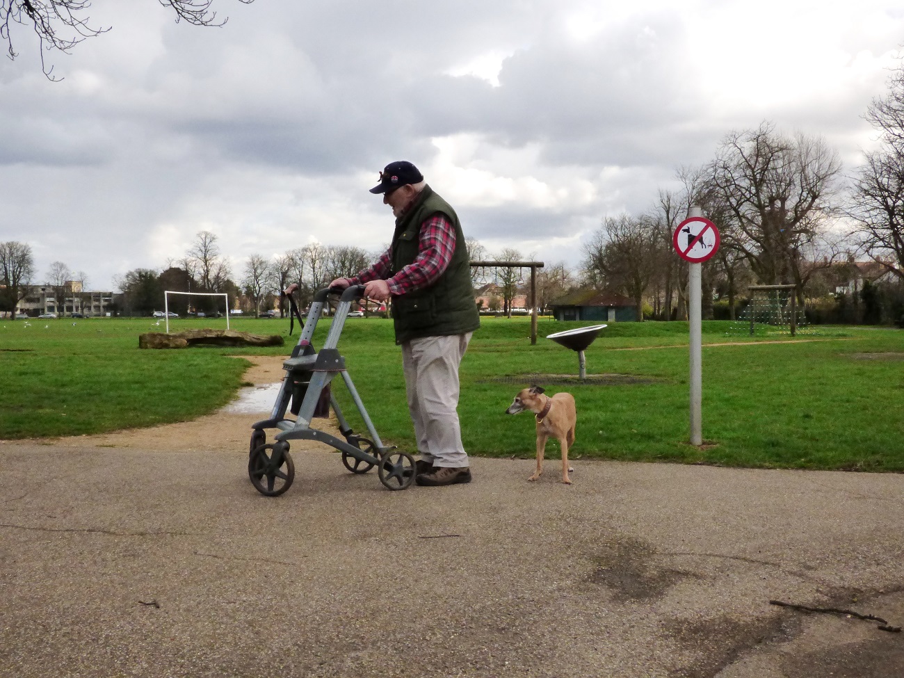 20170306_Redbridge_Queen-Elizabeth-II-Barkingside-Recreation_Reading-all-the-signs