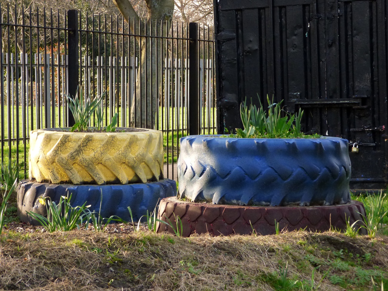 20170313_Newham_Hermit-Road-Recreation-Ground_Tyre-Planters