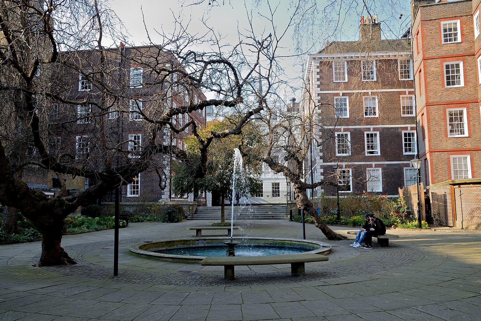 20160317_City-of-London_Fountain-court_middle-Temple