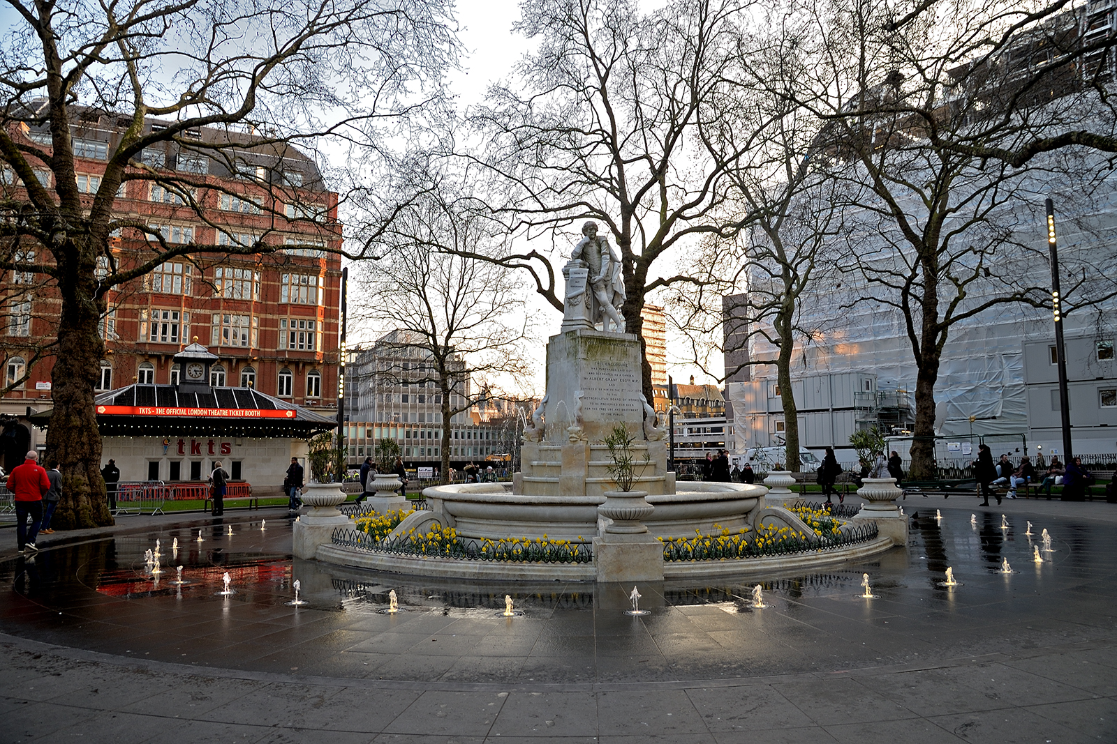 20160317_Wesrminster_Leicester-Square-in-Spring