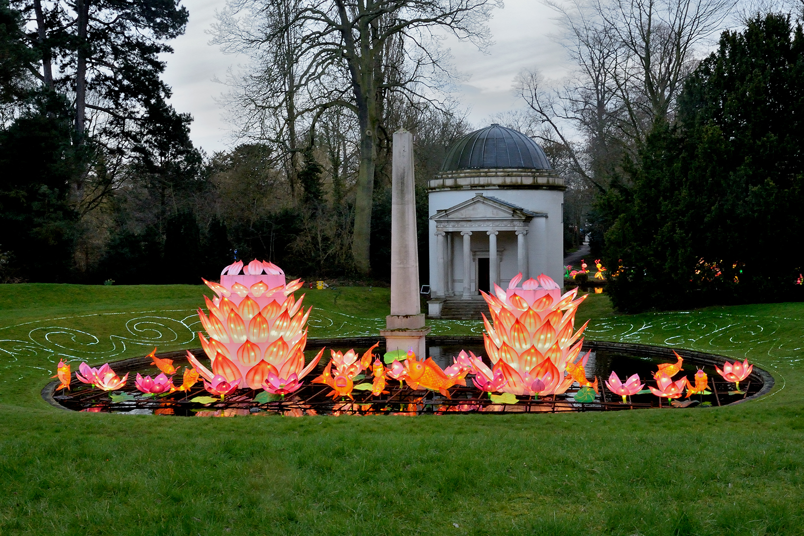 2016033_Hounslow_Chiswick-House_Pond-with-chinese-lanterns