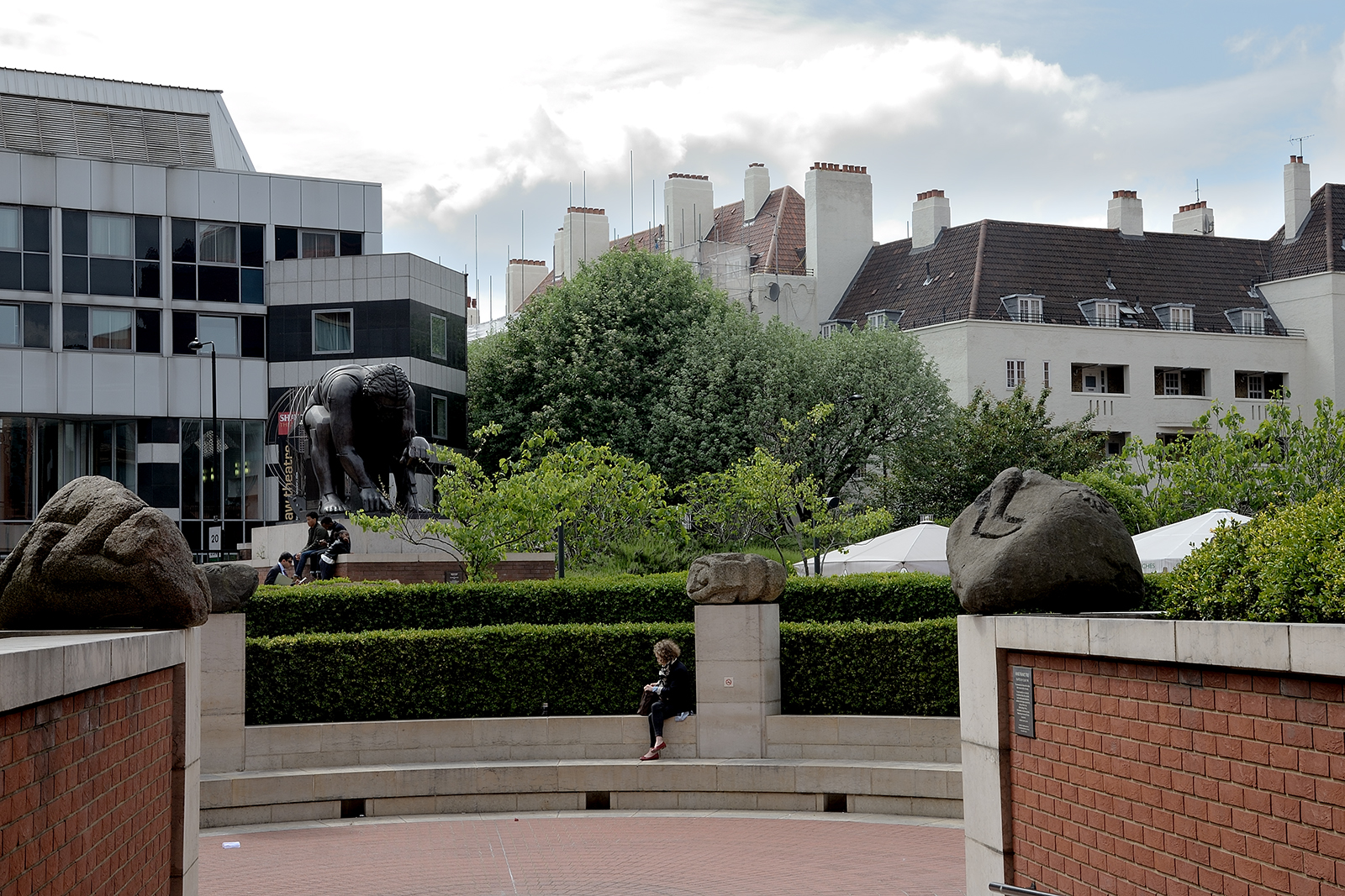 20160520_Camden_View-through-British-library-courtyard