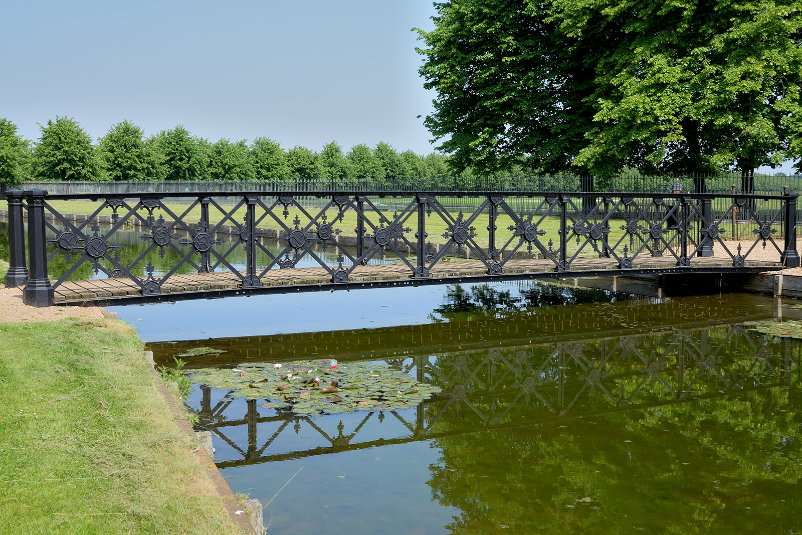 2016069_Richmond_Hampton-Court-Gardens_Bridge-over-quiet-waters