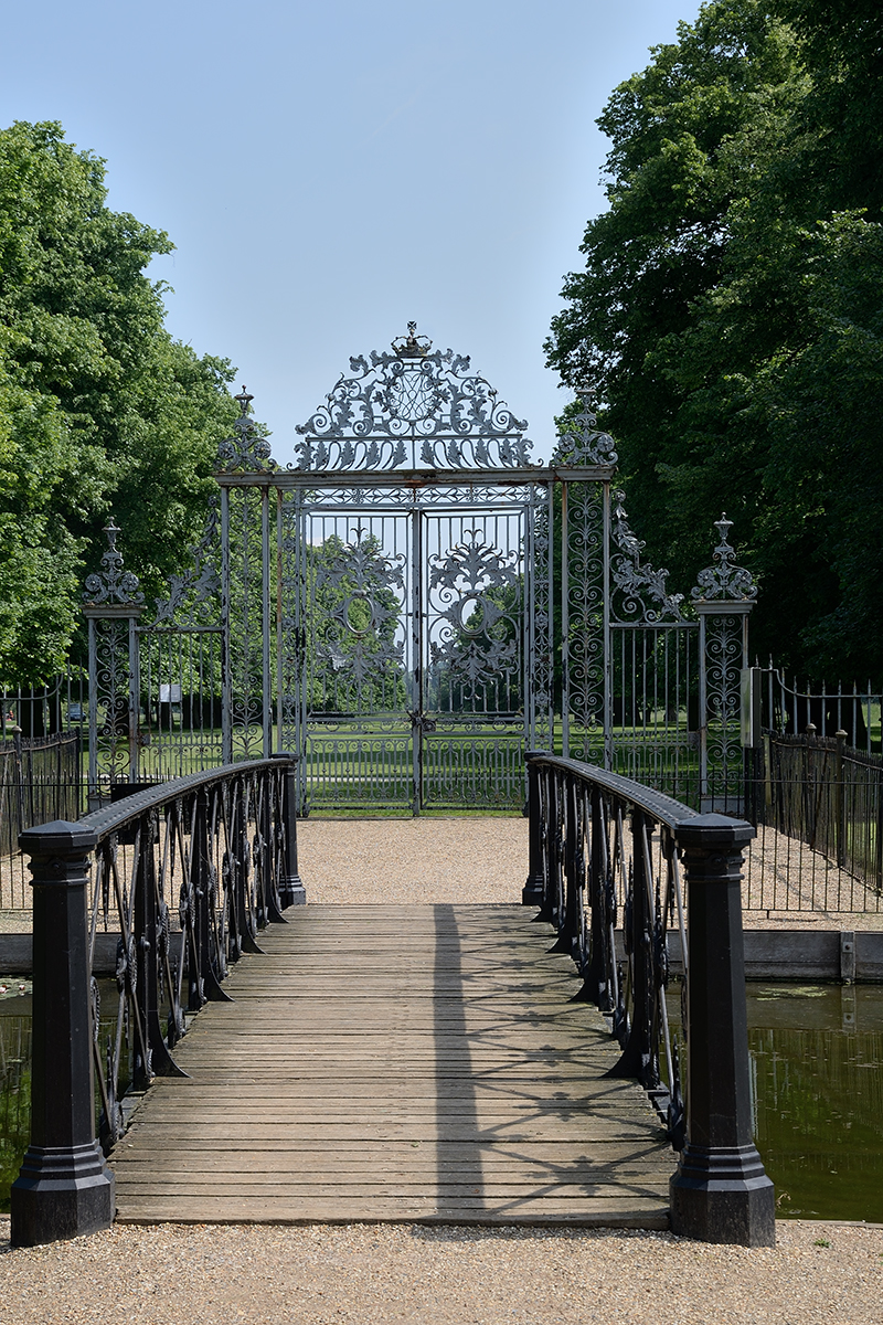 2016069_Richmond_Hampton-Court-Gardens_Bridge-to-the-gate