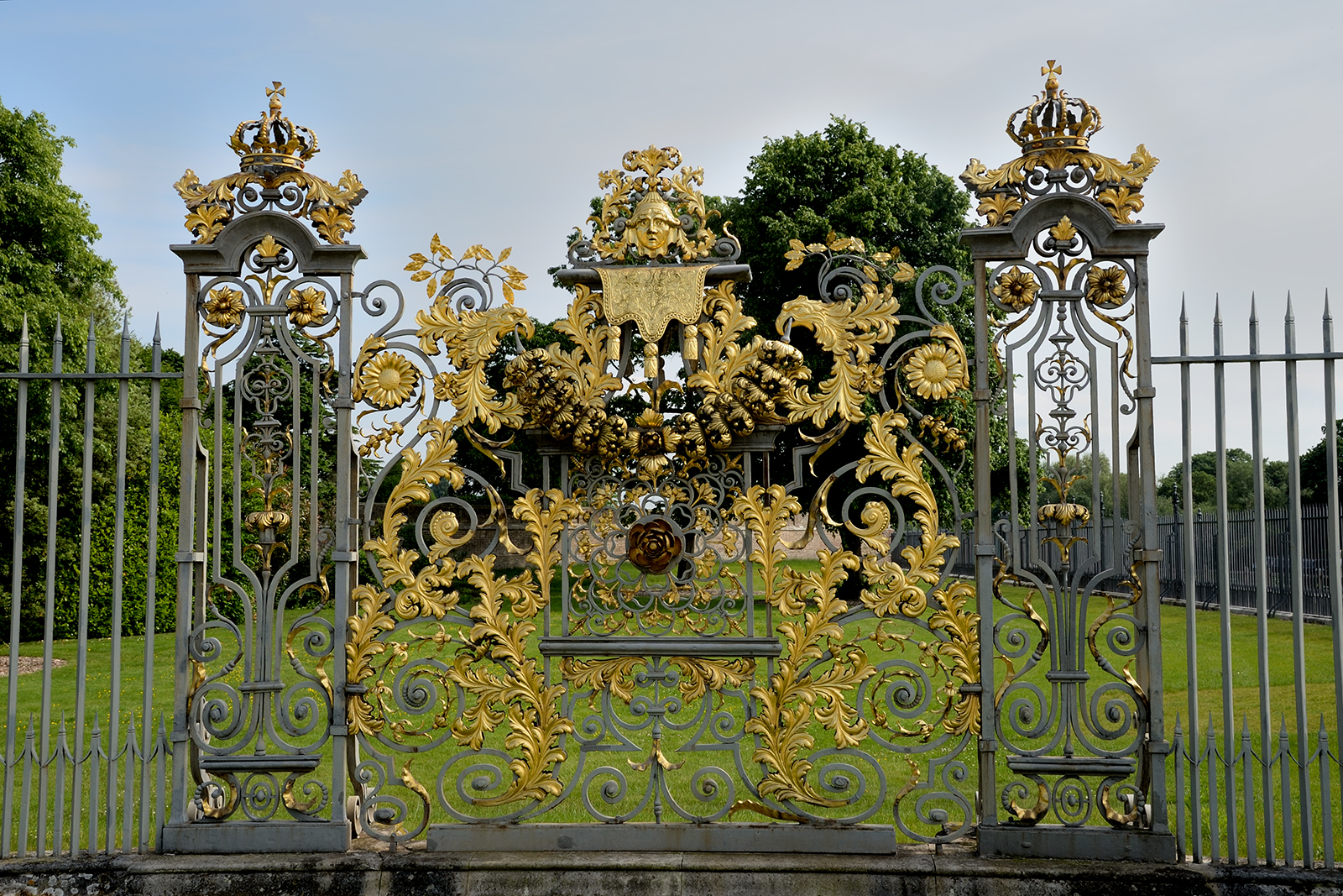 2016069_Richmond_Hampton-Court-Palace-Gardens_Tijou-screen-golden-gate