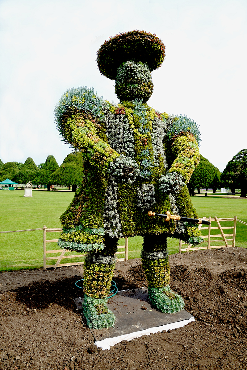 2016069_Richmond_Hampton-Court_Henry-VIII-in-plant-form