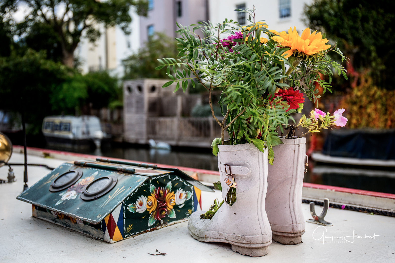 20161018_Camden_Regents-Canal_Boot-flowers-near-Camden
