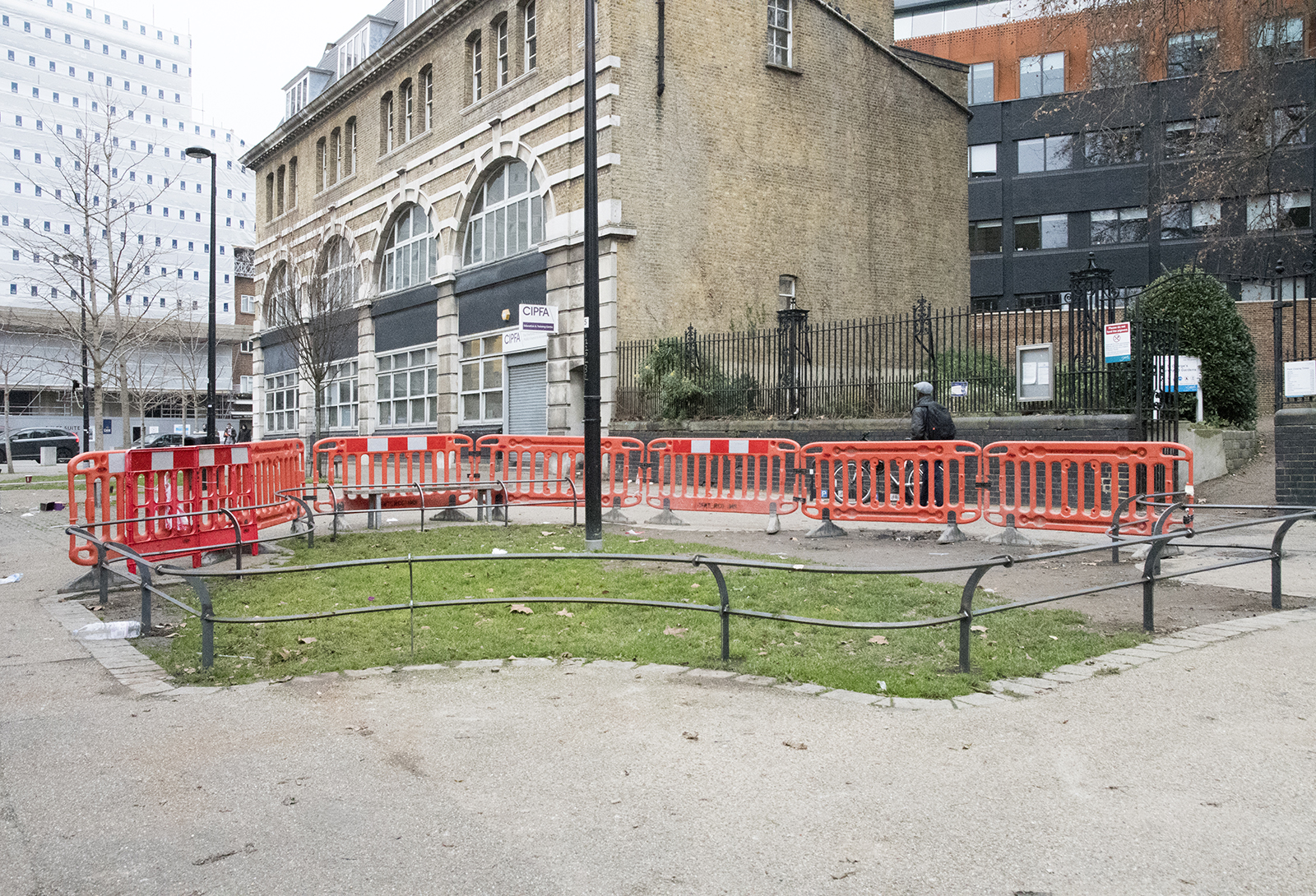 20161218_Lambeth_Beside-St-George-the-Martyr_Landscape_Winter_Is-this-the-smallest-most-fenced-bit-of-green-in-London