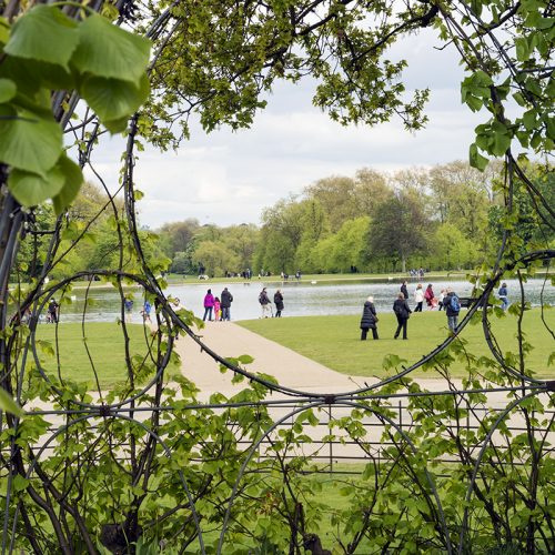 2017-04-17-Kensington-and-Chelsea_Kensington-Palace_Spring_Landscape-View-from-the-White-Garden-to-the-Round-Pond