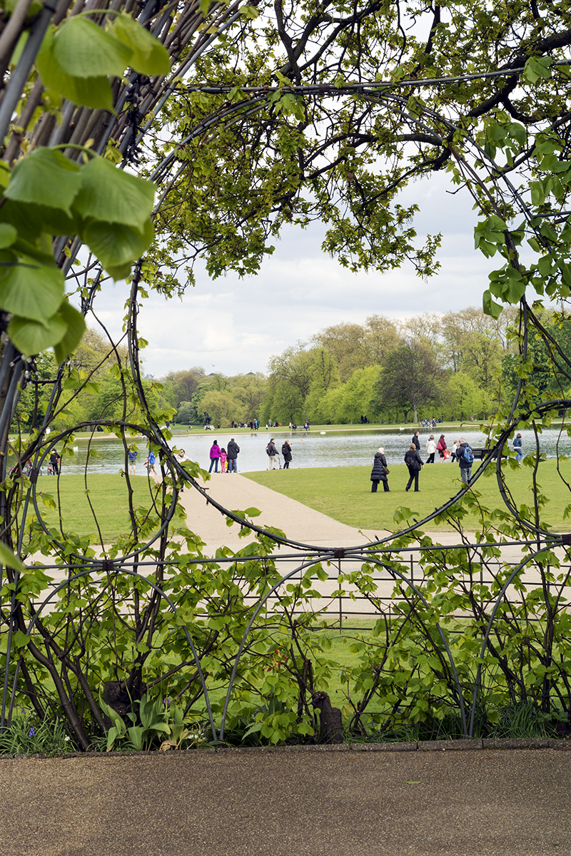 2017-04-17-Kensington-and-Chelsea_Kensington-Palace_Spring_Landscape-View-from-the-White-Garden-to-the-Round-Pond