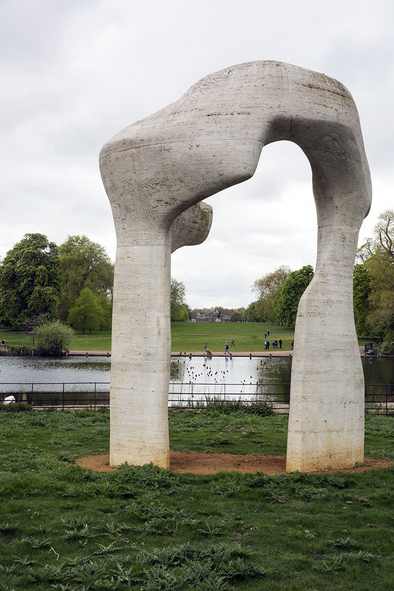 2017-04-17-Westminster_Hyde-Park_Statue_Spring-Henry-Moore-presides