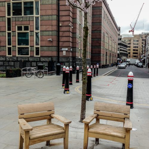 20170317_City-of-London_Saint-Botolph-Street_Chairs-under-the-Cherry-Tree
