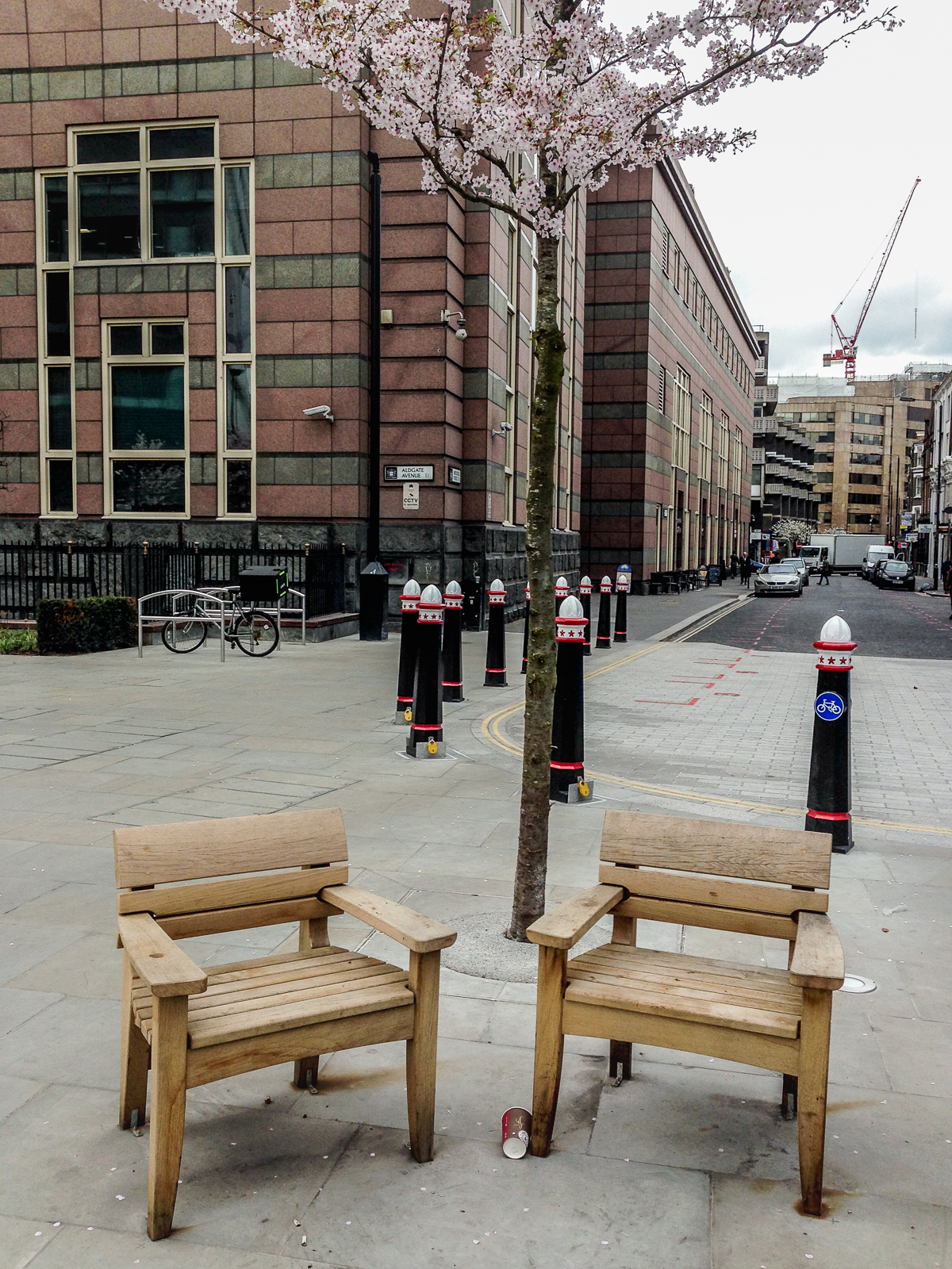 20170317_City-of-London_Saint-Botolph-Street_Chairs-under-the-Cherry-Tree