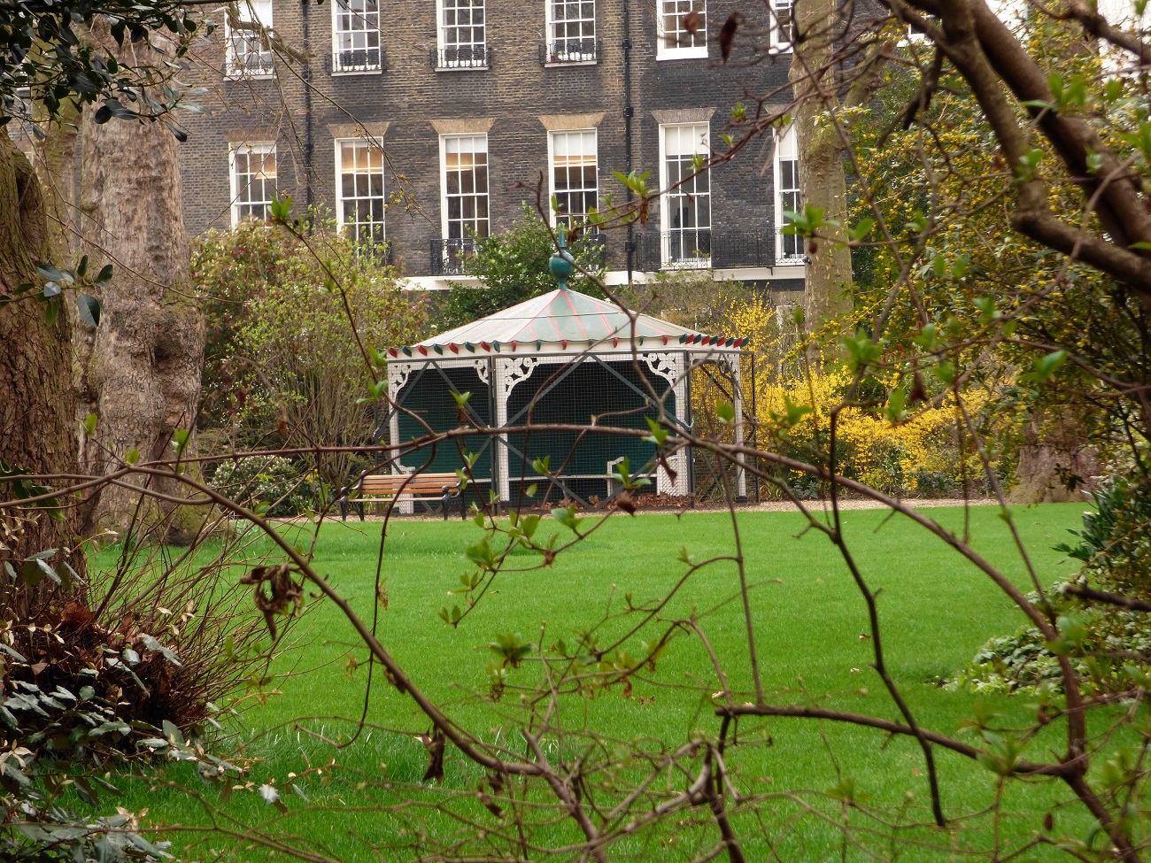 20170323_Camden_Bedford-Square-Garden_Peering-into-Bedford-Square-Garden