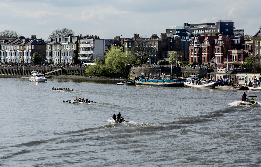 20170402_Hammersmith-and-Fulham_Hammersmith-bridge_Cambridge-womens-boat-leading