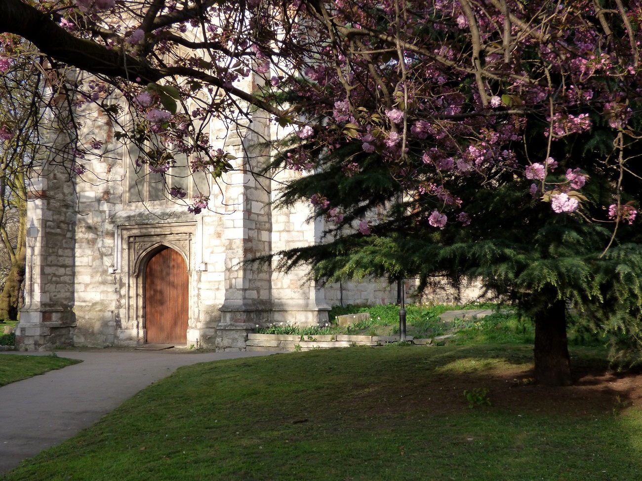 20170403_Newham_West-Ham-Parich-Church_Blossom-in-the-foreground