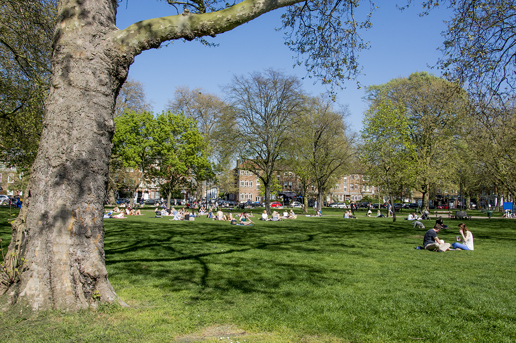 20170409_Hammersmith-and-Fulham_-Parsons-Green_Soaking-up-some-sun