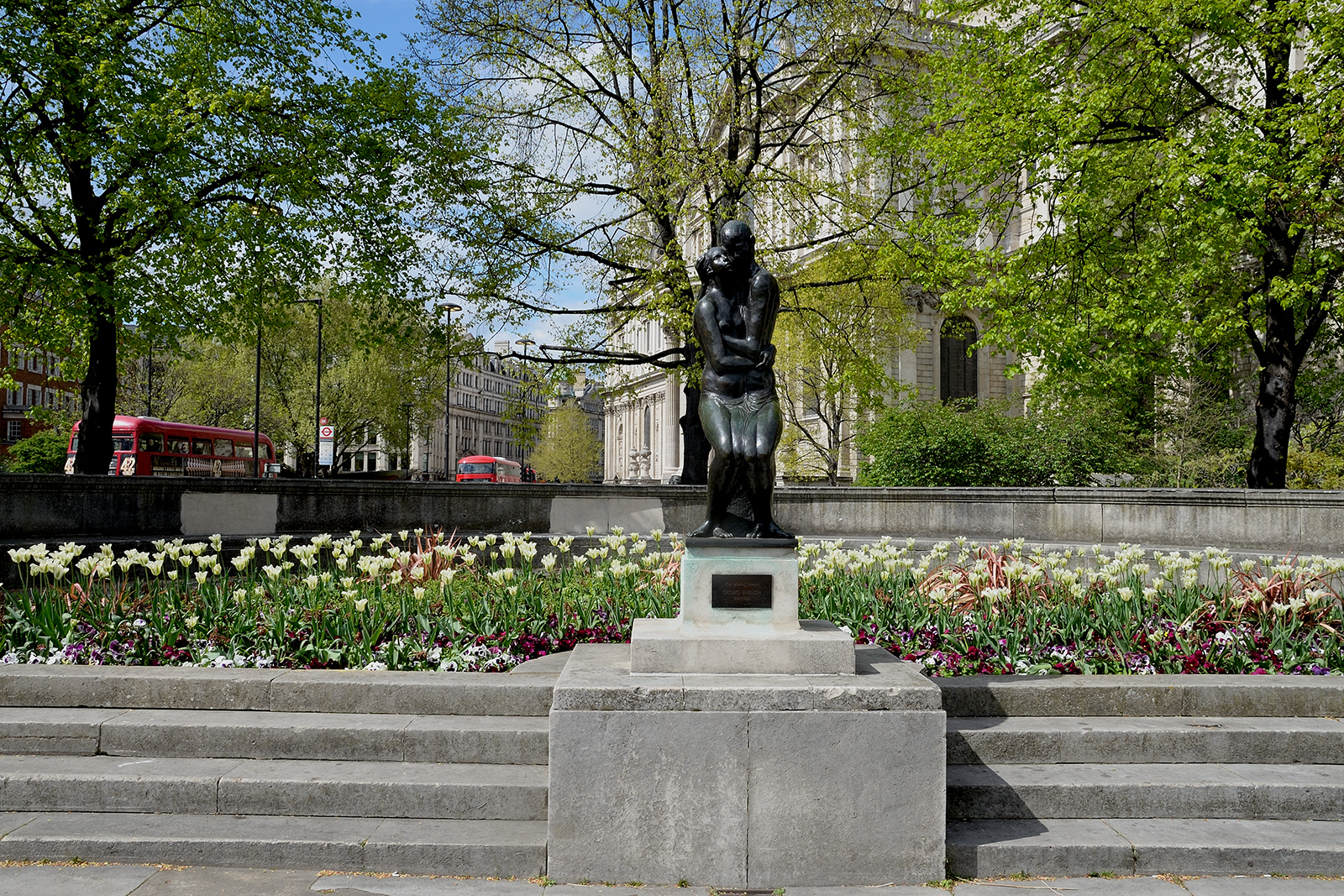 20170416_City-of-London_New-Change-Cannon-Street_Festival-gardens-with-statue-The-Lovers